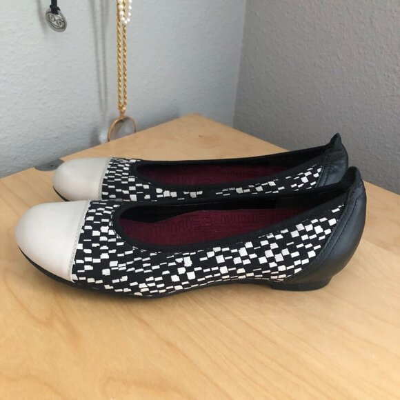 Munro Henlee Ballet Flat - Picture 5 of 11